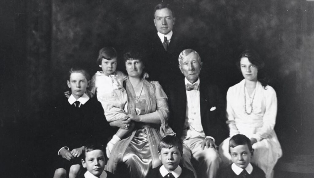 D. Rockefeller / Rockefeller Foundation, o sistema farmacêutico e a indústria da alimentação.